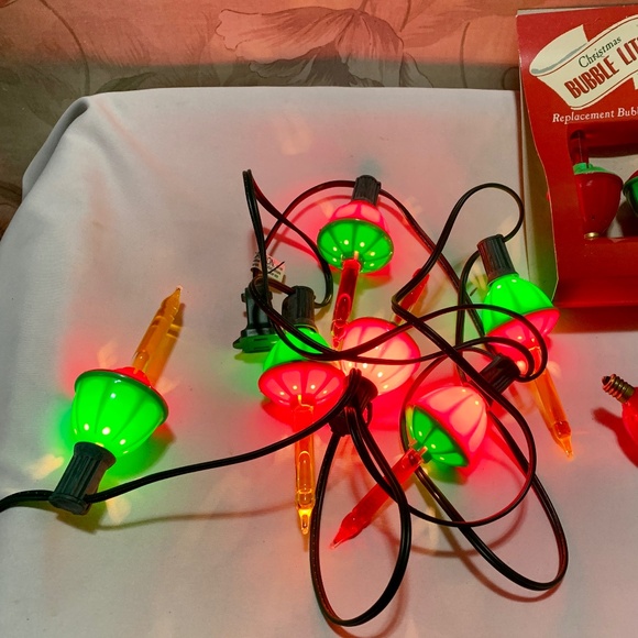 Vintage Working String of Bubble Lights and Four (4) Replacement Bulbs - Picture 1 of 3